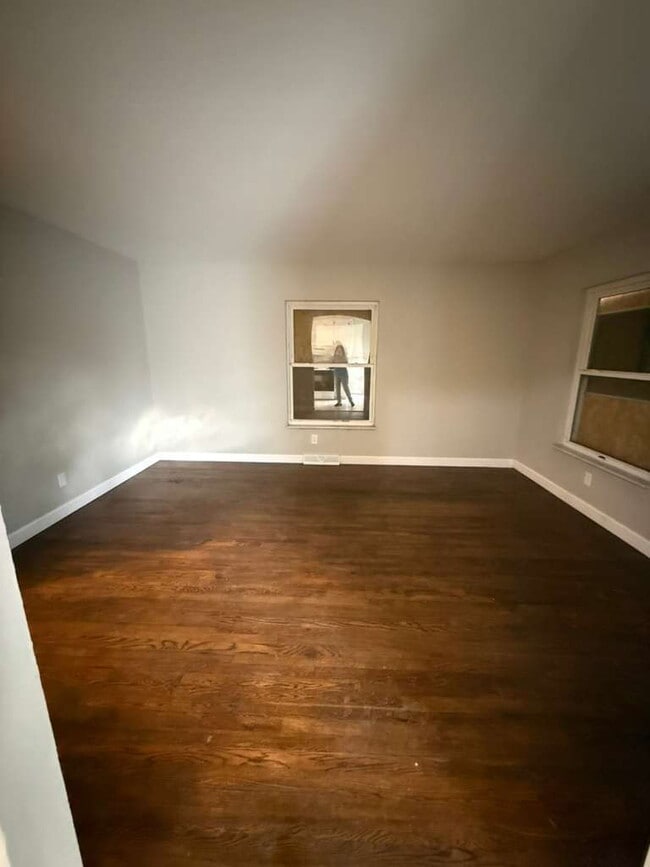 Building Photo - "Charming St. Louis Duplex: Cozy 2-Bedroom, 1-Bath with Hardwood Elegance!" Section 8 Approved