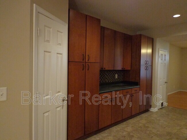 Building Photo - 3018 Freeport Dr