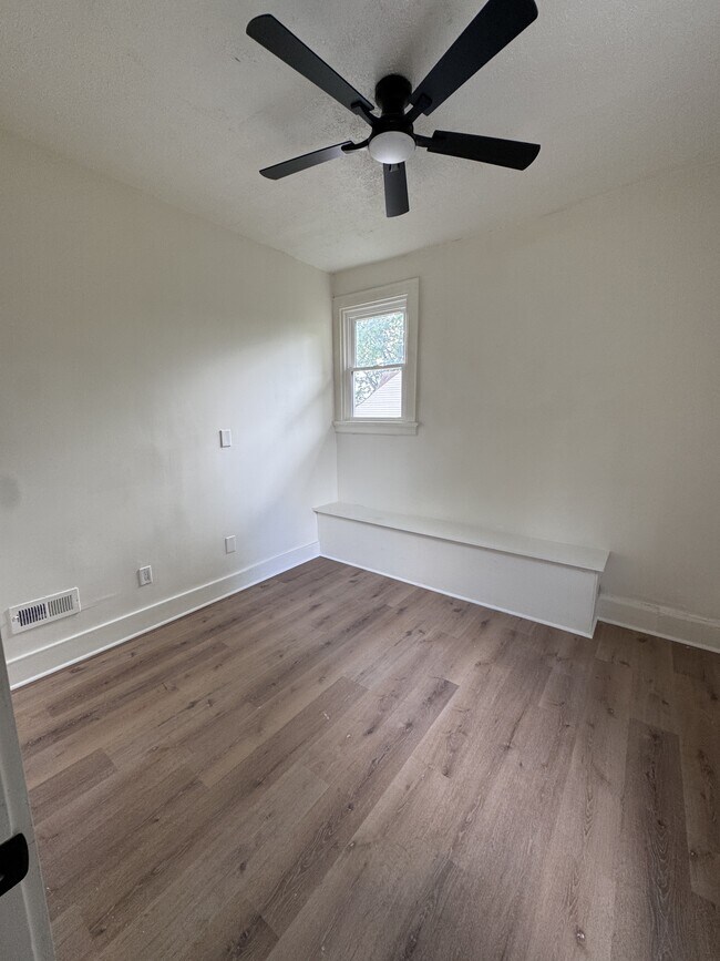 Building Photo - 541 Considine Ave
