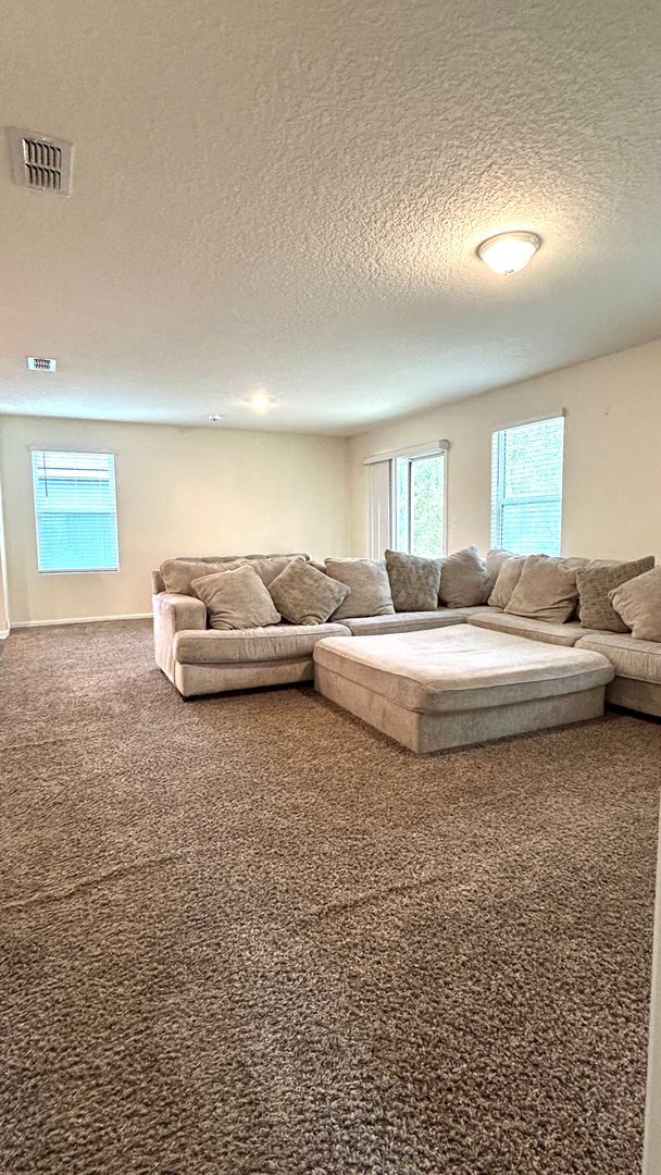 Building Photo - Fabulous 4 Bedroom 2 Bath in Pritchard Point