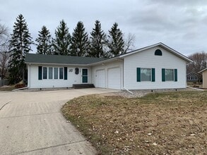 Building Photo - Executive 3 Bedroom Home