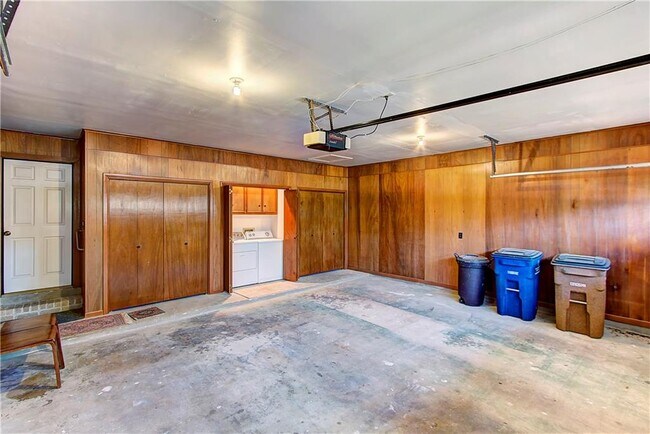 Building Photo - 11121 Pinehurst Dr