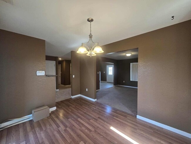 Building Photo - Beautiful Town House