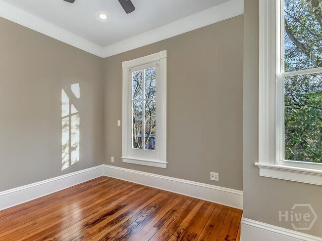 Building Photo - 208 W 35th St
