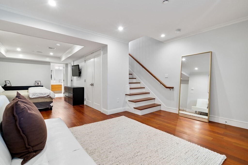 Building Photo - 52 Melrose St