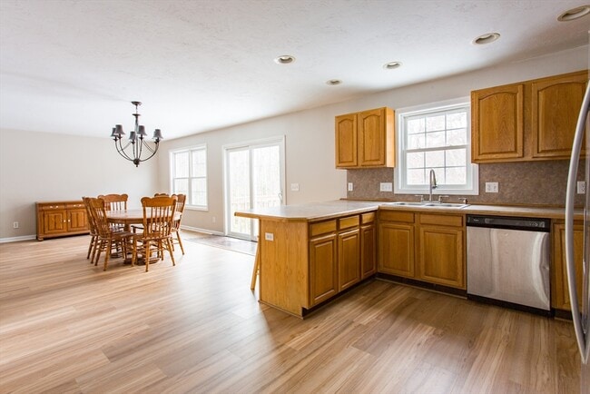 Building Photo - 270 New Braintree Rd