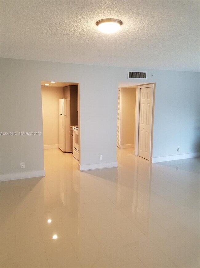 Building Photo - 220 Lakeview Dr