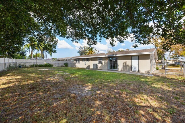 Building Photo - Beautifully renovated 4bdrm/2bath home wit...
