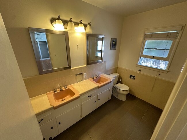 Building Photo - Home in North Kentwood Neighborhood of Wes...