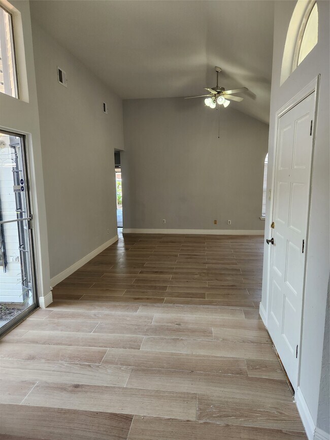 Building Photo - 9339 Stonecreek Ln