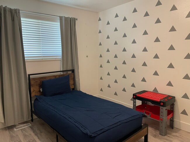 Building Photo - 1011 W 600 S