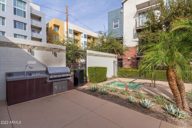 Building Photo - 525 W Lakeside Dr