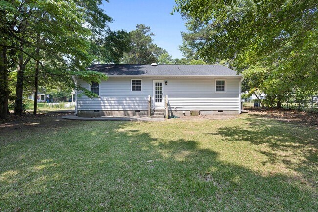 Building Photo - 404 Dogwood Ln