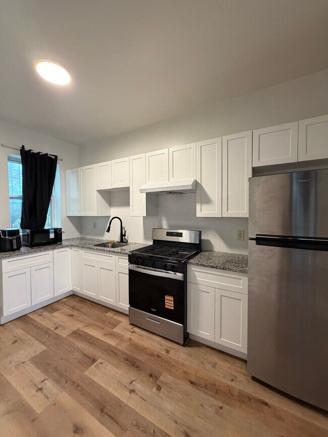 Building Photo - Spacious 3 Bedroom with Washer/Dryer