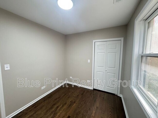 Building Photo - 5438 S Indiana Ave