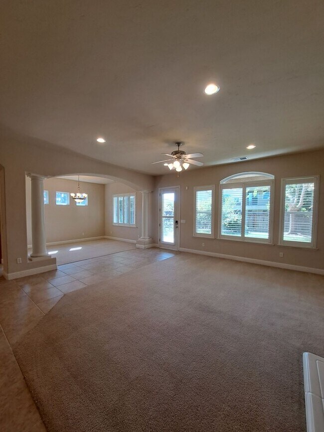 Building Photo - Move-in Special: Half Off the 1st Month's Rent – Charming 4 Bedroom House To Call Home!