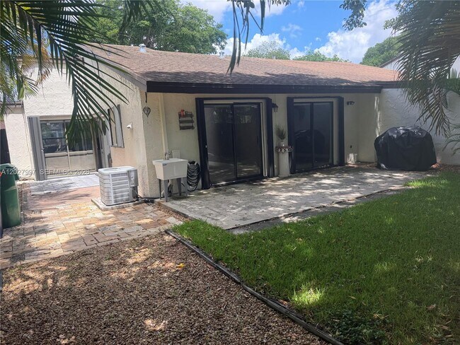 Building Photo - 7105 SW 127th Ct