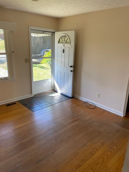 Living room - 208 Bishop St
