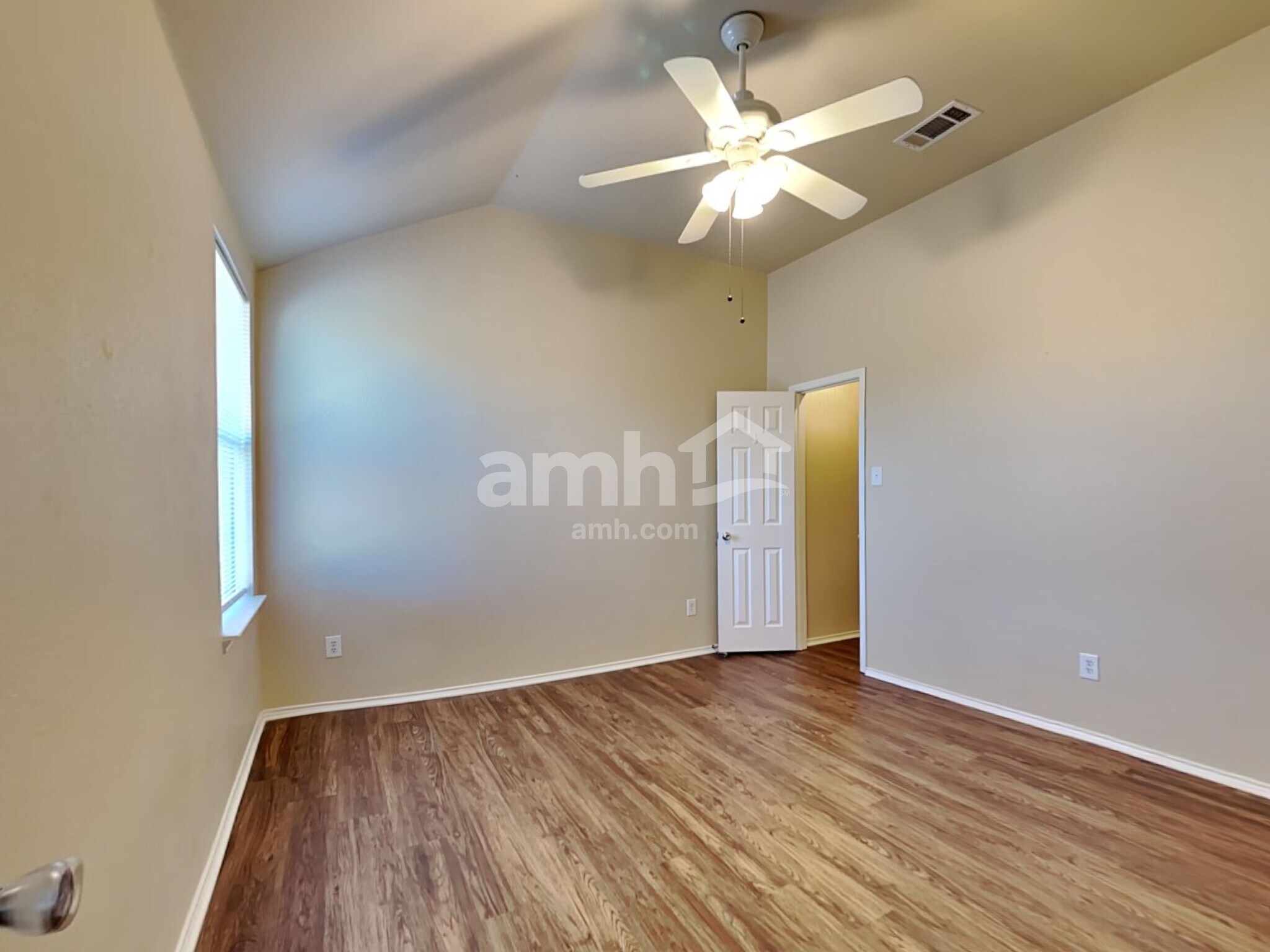 Building Photo - 421 Hackberry Dr