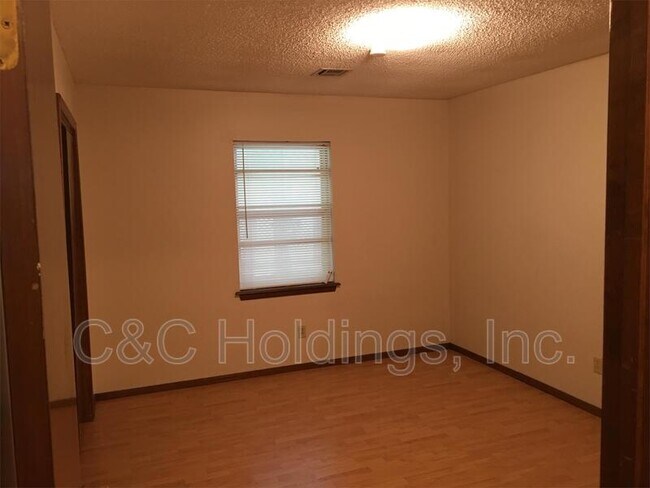 Building Photo - 210 N Ash Ave