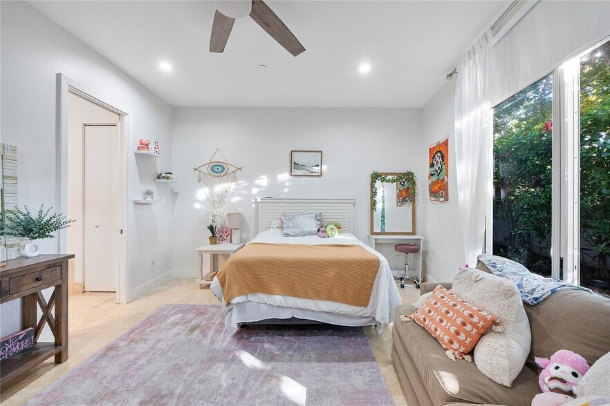 Building Photo - 3266 NE 15th St