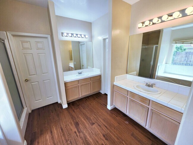 Building Photo - Beautiful home with paid Solar in Seven Oaks!