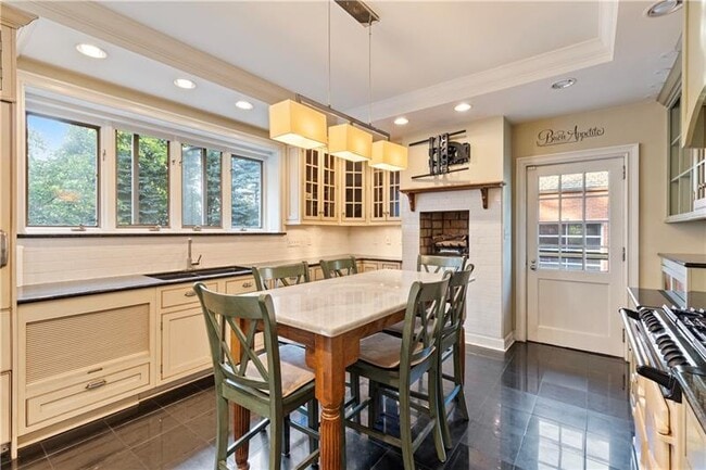 Building Photo - 705 E Beau St