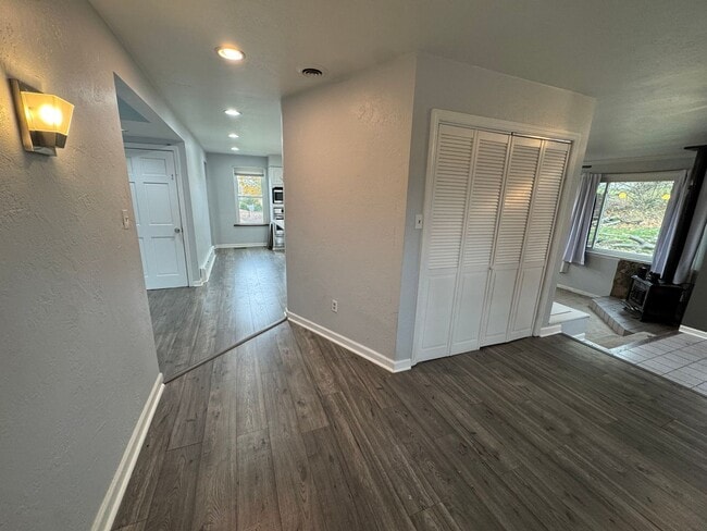 Building Photo - Spacious Private Oasis - 3 Bedroom 2 Bathroom House in Green Tree!