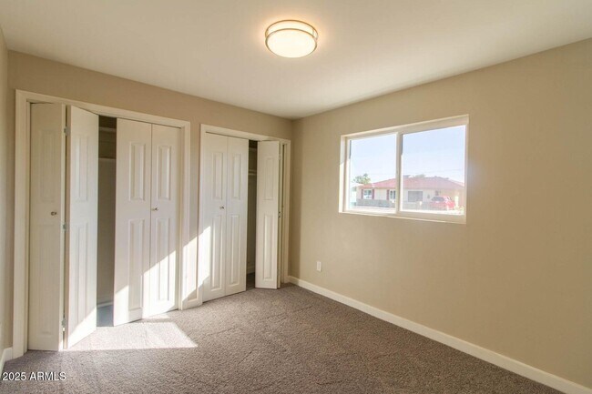 Building Photo - 816 E Seldon Ln