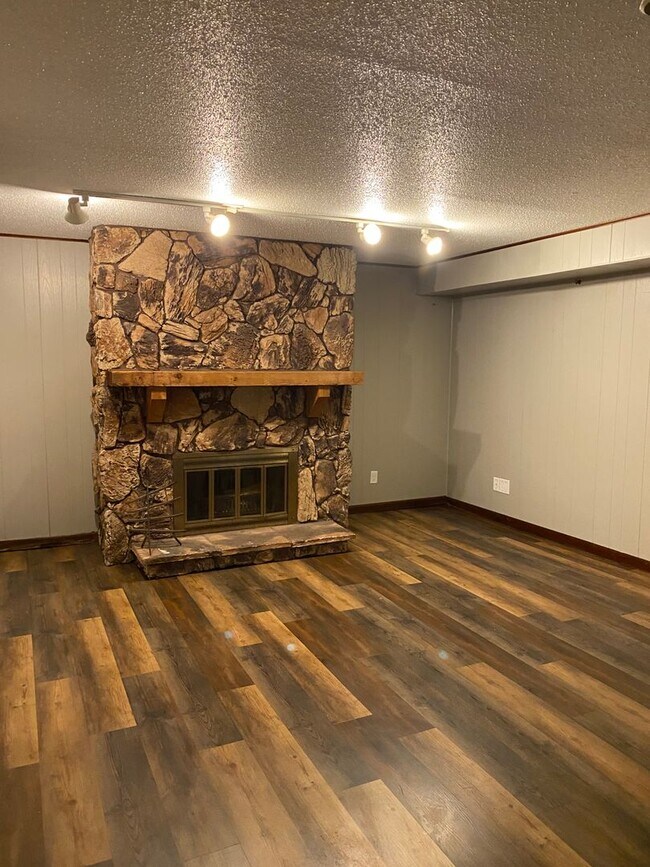 Building Photo - West side location 4br 2.5bth Finished Basement 2crg