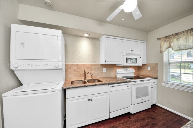 Building Photo - 6334 Chevy Chase Dr