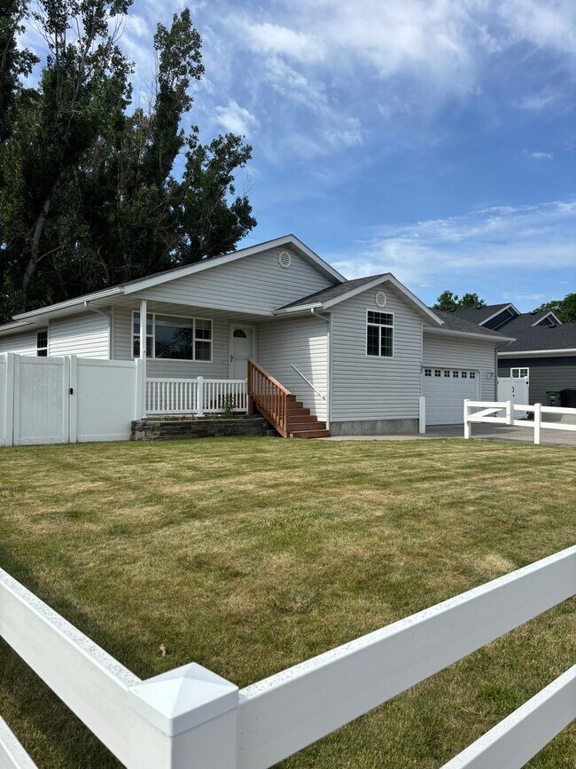 Building Photo - Large 4 bedroom home available!