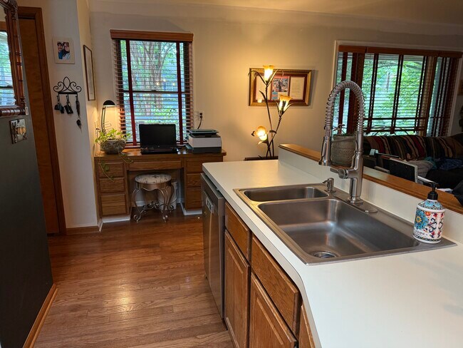 Building Photo - 4212 Lakeview Pkwy