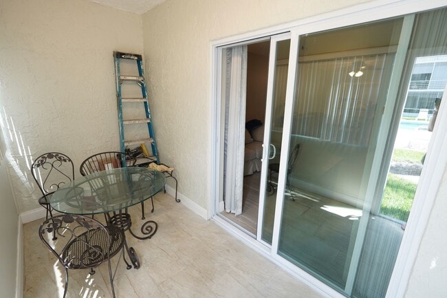 Building Photo - Renovated 2/2 in quite 55+ community