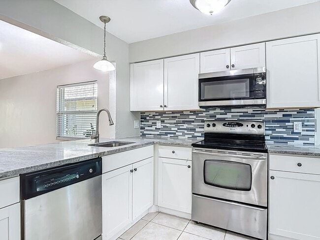 Building Photo - UPDATED 2 Bed, 2 Bath Home with Screened Lanai & Garage!