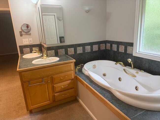 Building Photo - $3850.00 3 Bedroom 2.5 Bath Modern Style Home in Kirkland