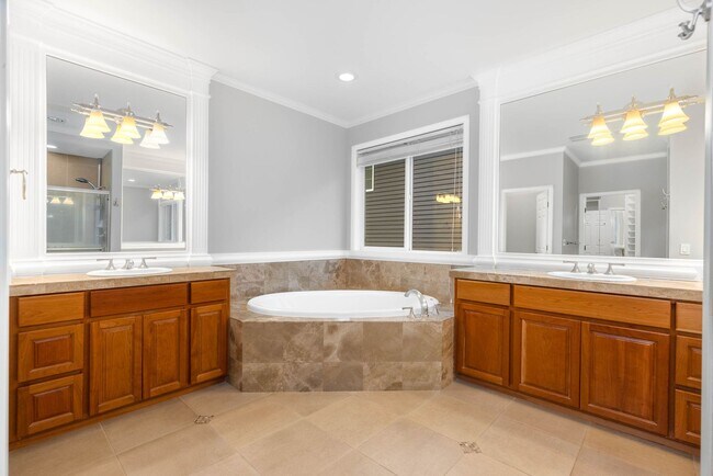 Building Photo - Stunning Sammamish Home, this home is a lifestyle!!