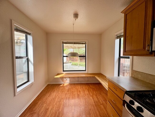 Building Photo - Adorable Home Available Now in Davis!