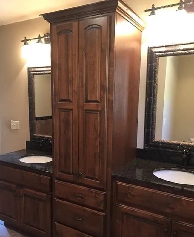 Building Photo - Fresh New Look - 4BR 21/2 Bath