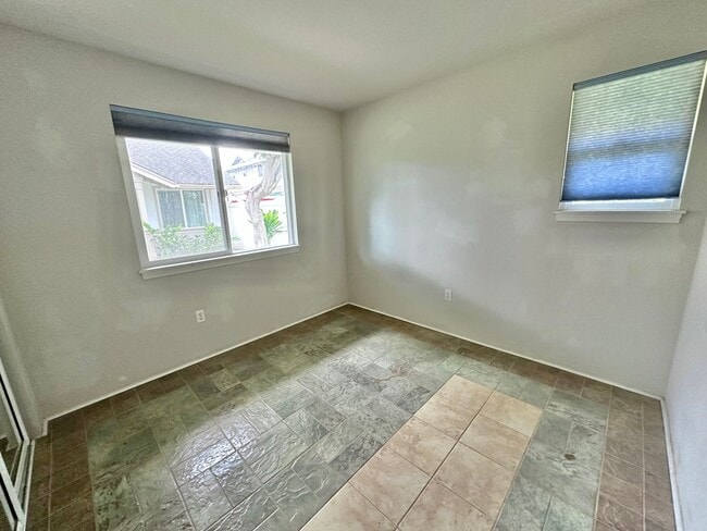 Building Photo - 3 Bedroom / 2 Bathroom Townhome in Kehalan...