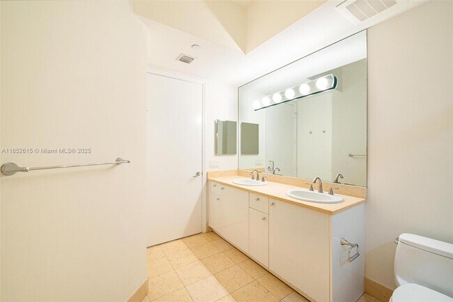 Building Photo - 20000 E Country Club Dr