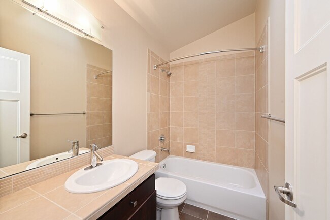 Building Photo - Modern & Spacious 2+ Bedroom/3.25 Bath Vie...