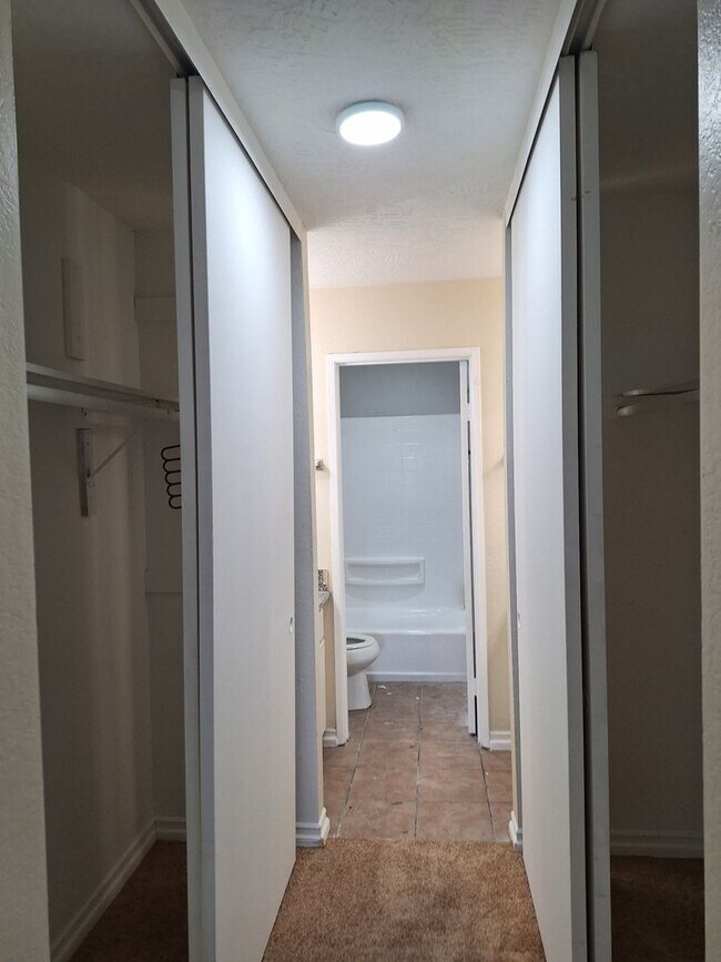 Building Photo - Redlands 2 bedroom 2 bath downstairs unit with large patio