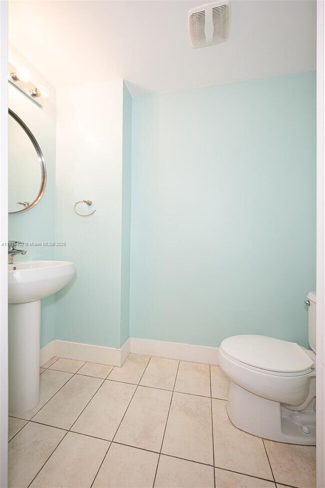 Building Photo - 1900 N Bayshore Dr