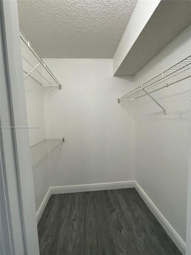 Building Photo - 12400 Vista Isles Dr