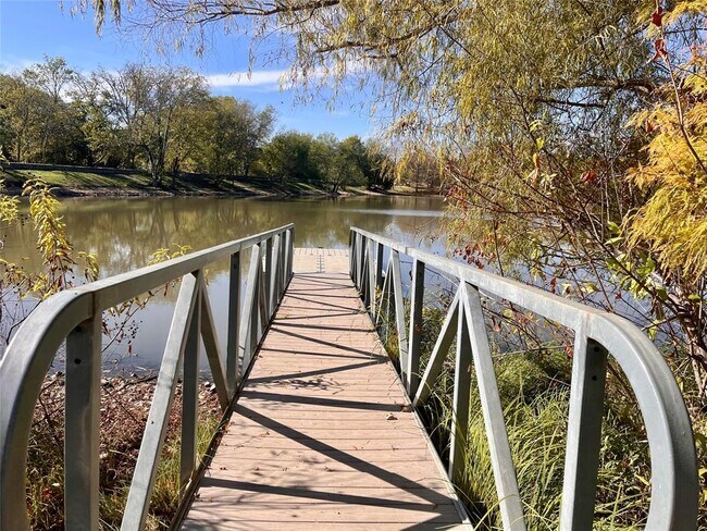 Building Photo - 2600 Mallard Green Cove