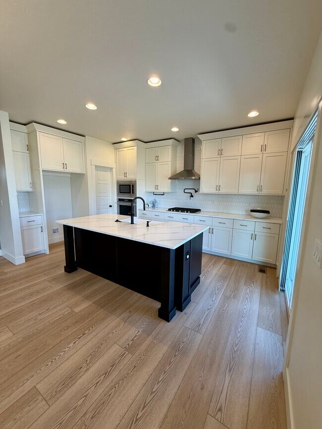 Building Photo - Welcome to this stunning newer home located in the vibrant city of Nampa, ID