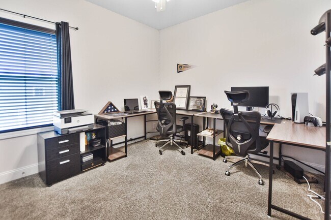 Building Photo - Pet Friendly Four Bedroom!