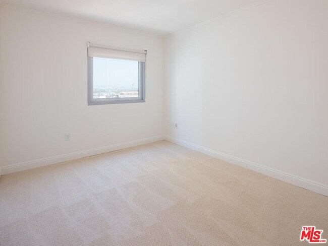 Building Photo - 13650 Marina Pointe Dr