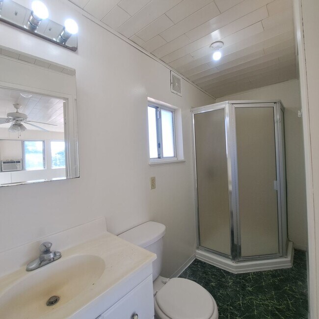 Building Photo - 3 Bedroom/ 2 Bathroom with extra room